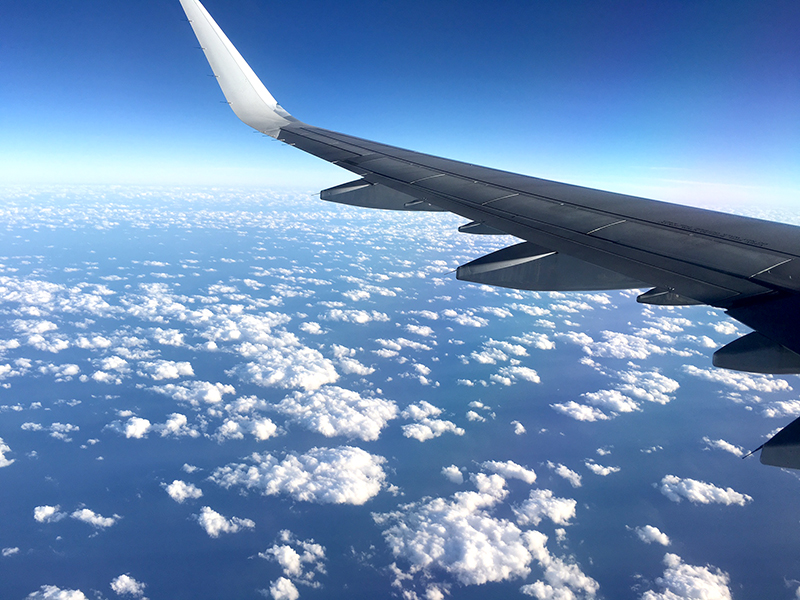 飛行機内から見た上空の雲