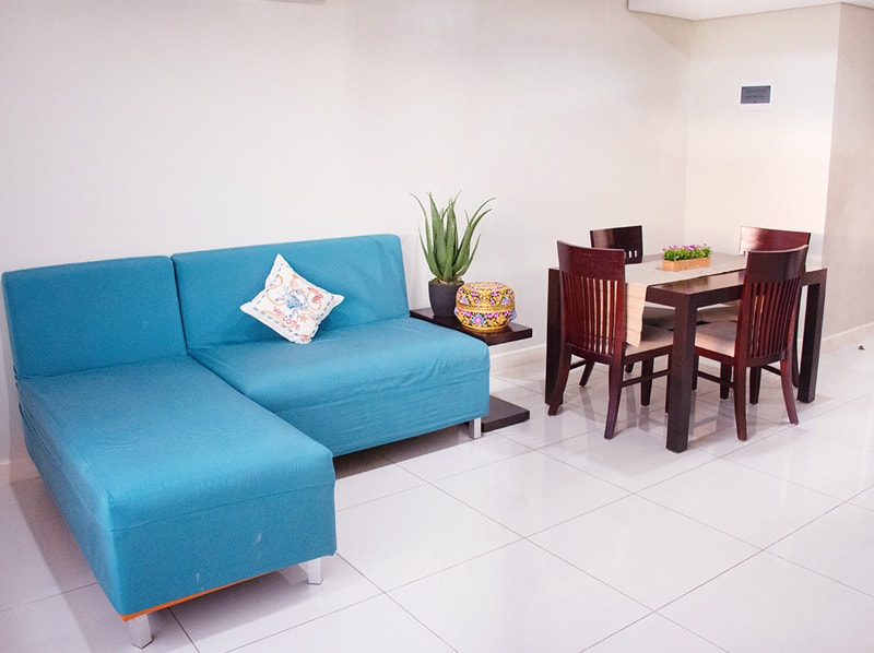 セブ島のアリシアアパーテルの客室　ワンベッドルームスーペリアのソファとテーブル